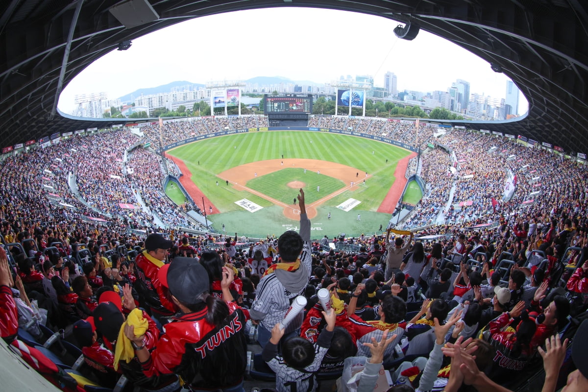 马刺开局9-2后，克内克特连得8分帮助湖人打出12-4反超比分