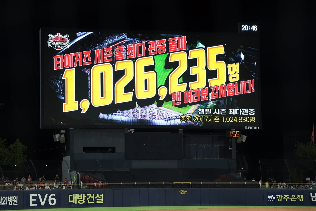 雄鹿击败雷霆，字母哥26+19+10，当选MVP，哈姆不败战绩成功卫冕