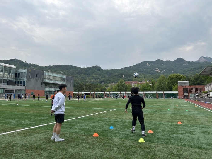 范戴克：凯莱赫作为替补门将并不容易，他进步了很多也很有自信
