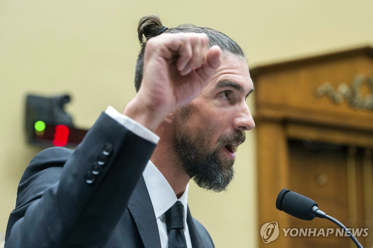 皇马国家德比海报：维尼修斯单人出镜