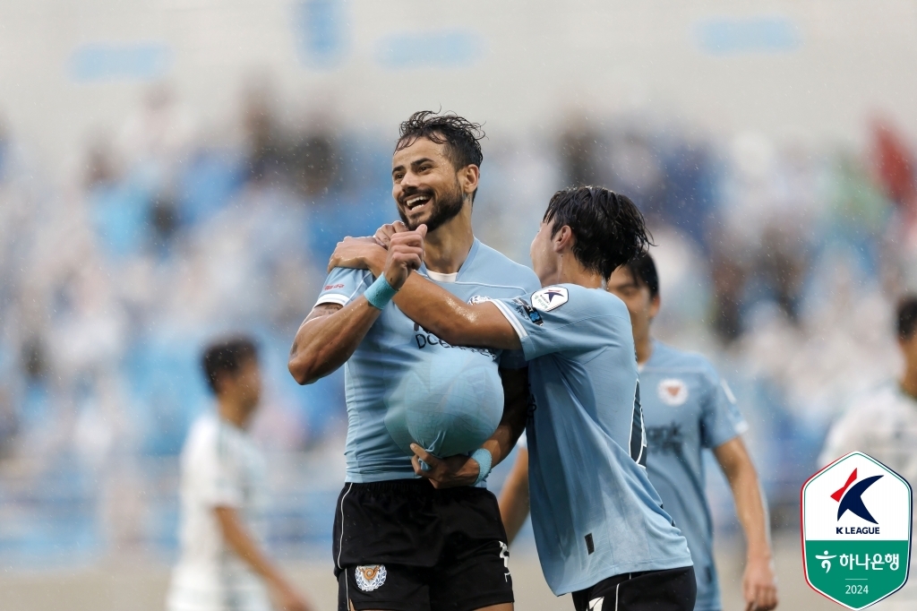 16分钟3球！圣徒门将玩火酿大错，恩昆库推射助蓝军2-1