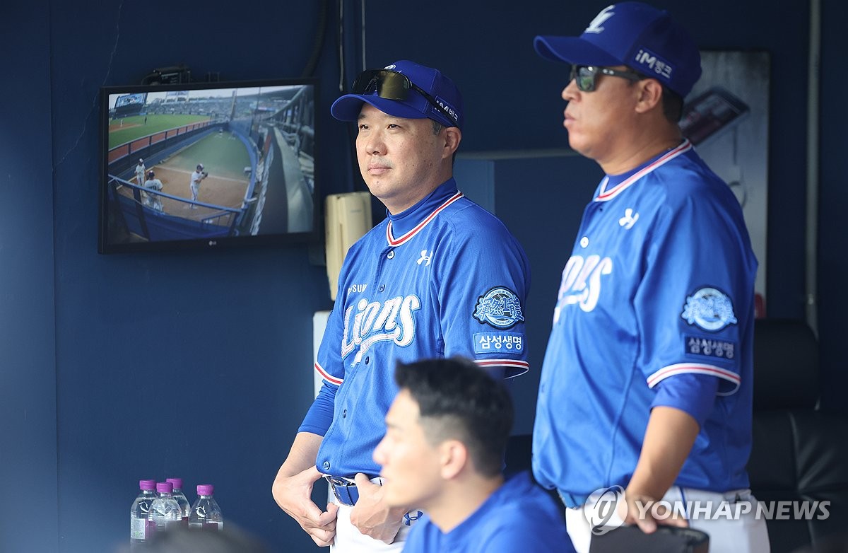 主场球迷狂嘘！翟晓川下脚绊倒刘传兴吃违体