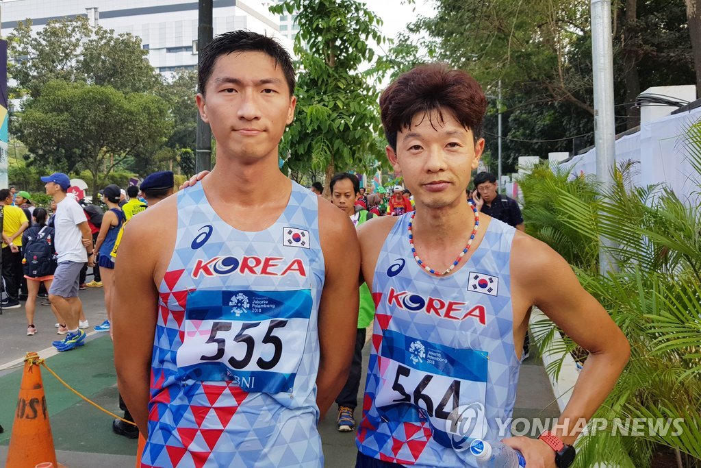 法尔克：拜仁要求阿方索在圣诞节前续约，球员方面仍在犹豫
