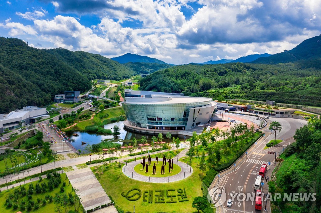 拜仁欧冠联赛对巴萨取得10场胜利，仅次于皇马对拜仁的11胜