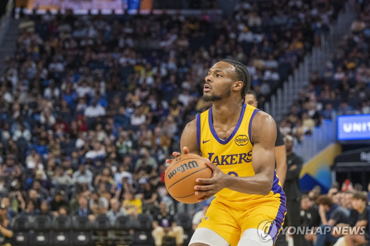 曼城vs曼联半场数据：曼城控球率53%，射门7-4，射正3-0